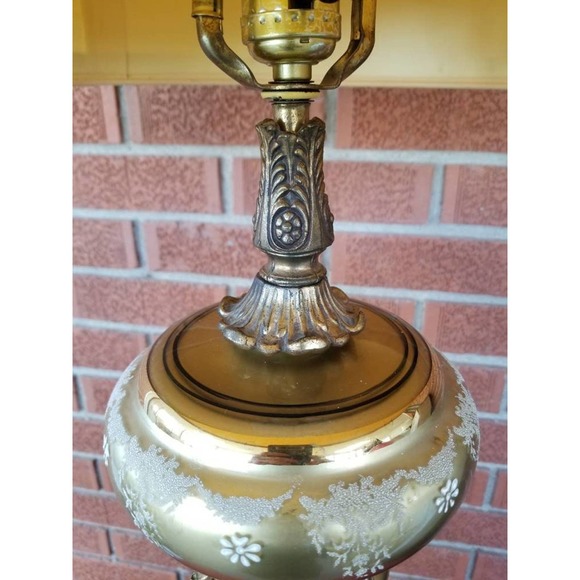 Hollywood Regency MCM Reverse Painted Gilt Gold and Black Lacquer Table Lamp - Picture 9 of 10